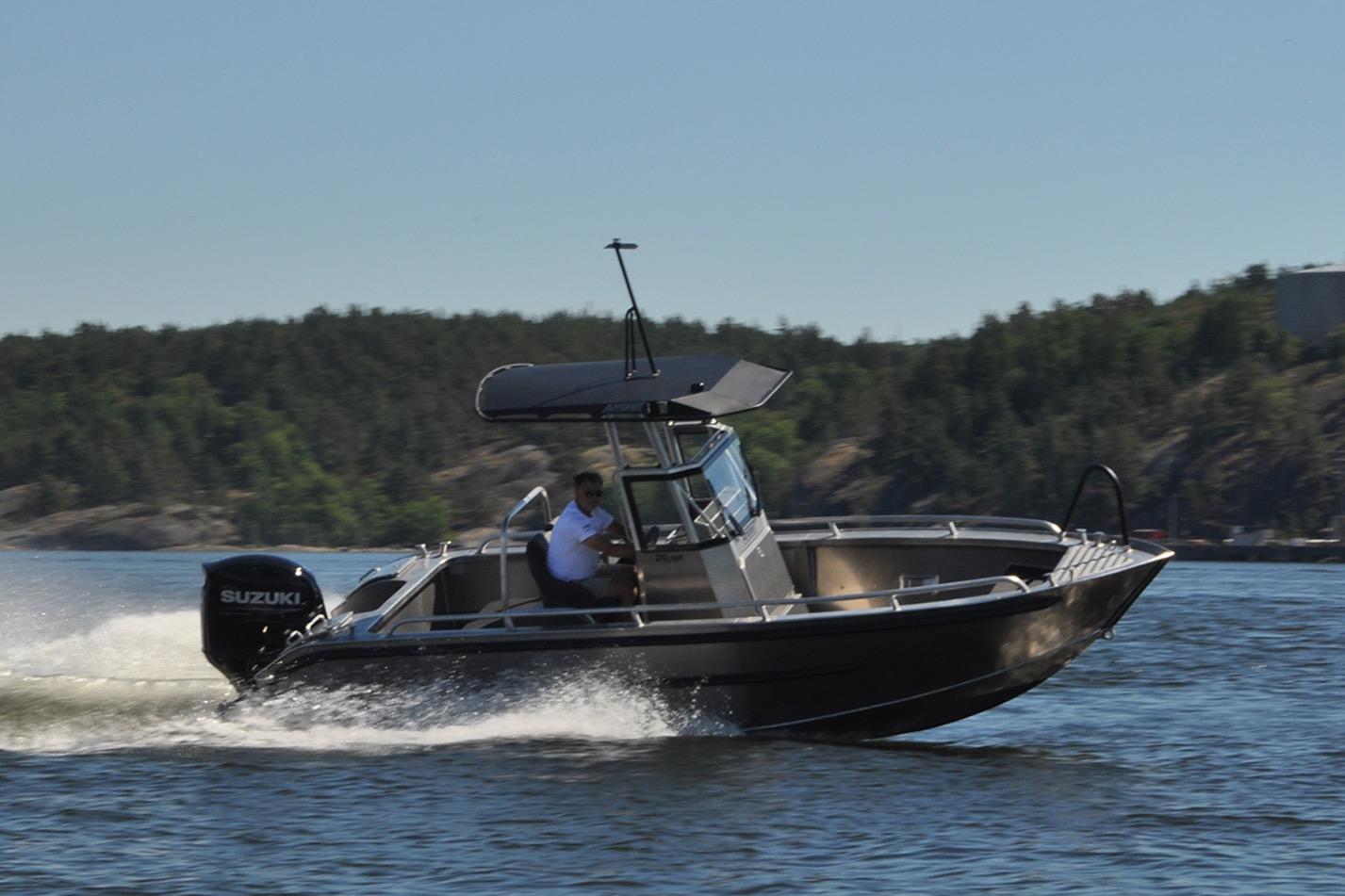 2024 Arronet 20 5 SPT boat cruising on water with Suzuki outboard motor.