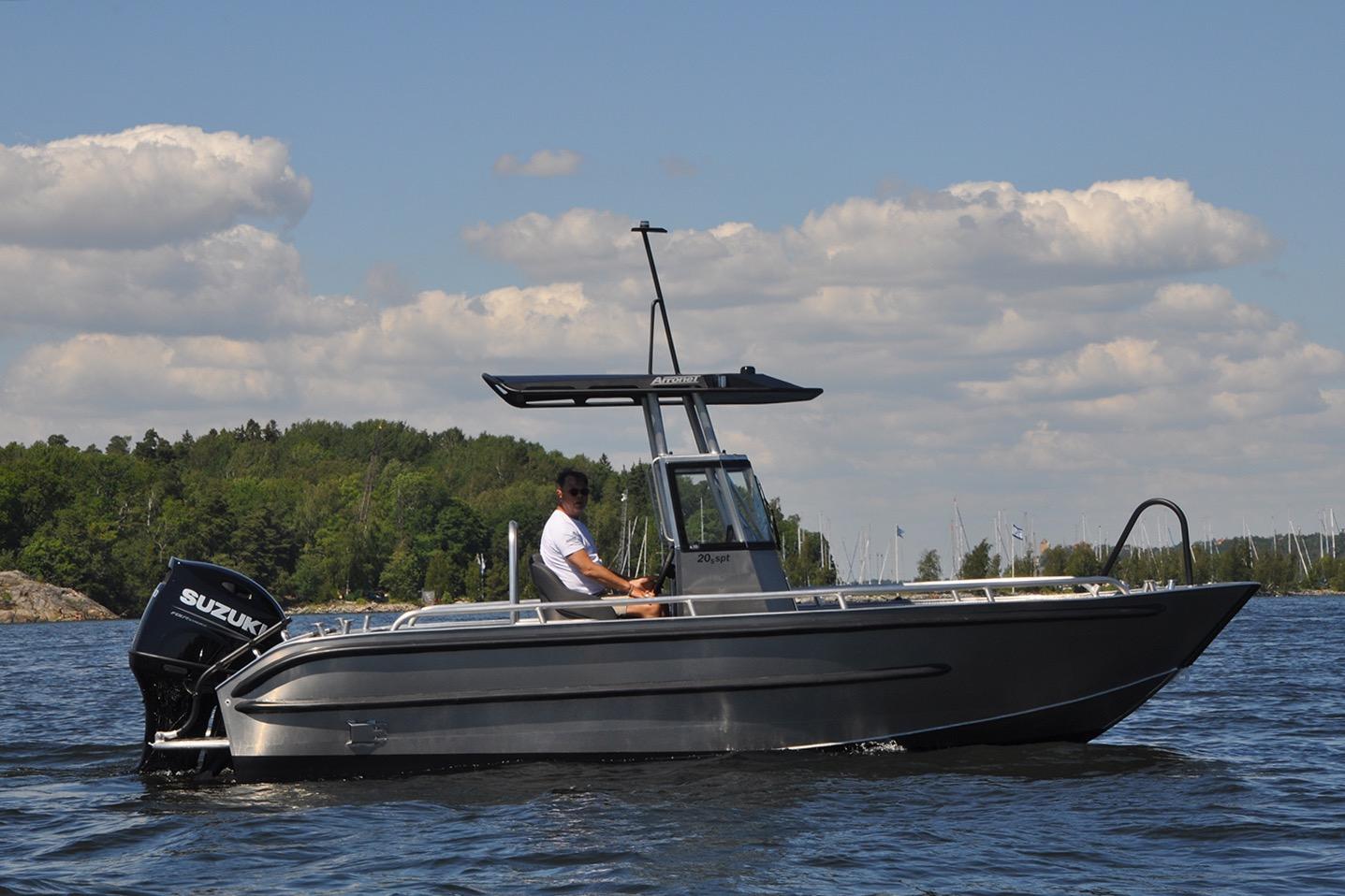 2024 Arronet 20 5 SPT boat on water, with Suzuki engine, under clear sky.