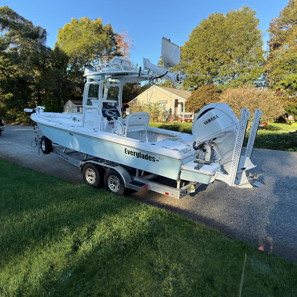 2023 Everglades 243 Center Console