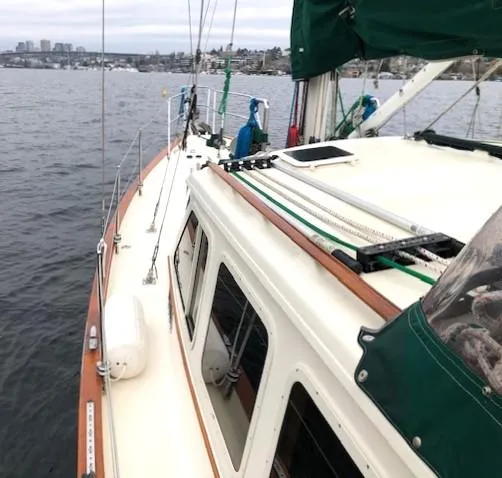  Yacht Photos Pics Port side deck fwd view