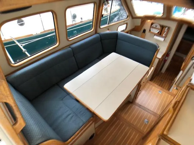  Yacht Photos Pics Salon table (full)