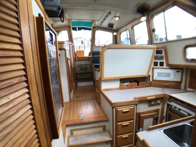  Yacht Photos Pics Main salon - aft view