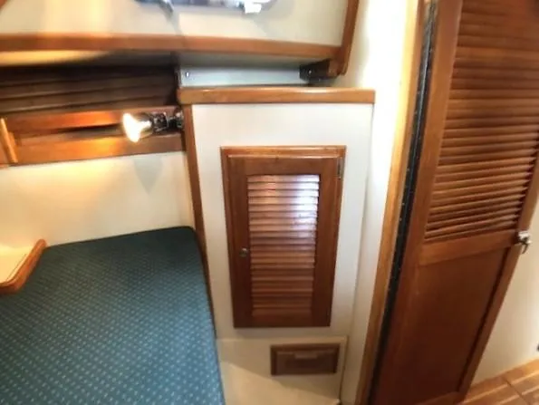  Yacht Photos Pics Fwd cabin/hanging locker