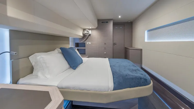 Au Natural Yacht Photos Pics 