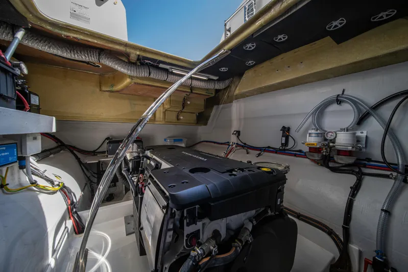 Au Natural Yacht Photos Pics 