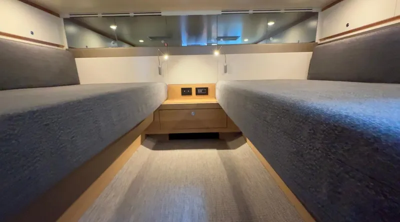 Eva Yacht Photos Pics Twin beds in Van der Valk Waterdream California 52 yacht cabin, 2022 model.