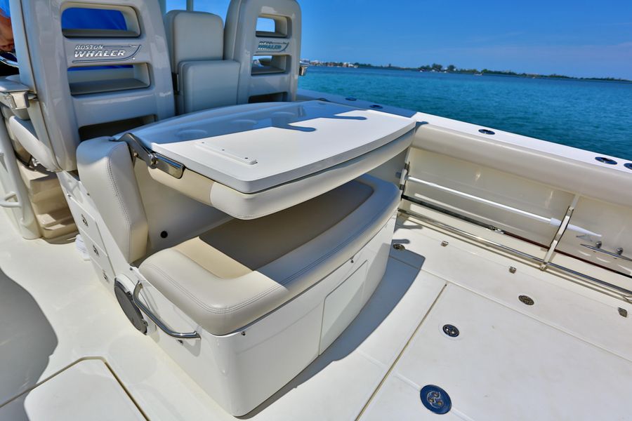 2019 Boston Whaler 330 Outrage