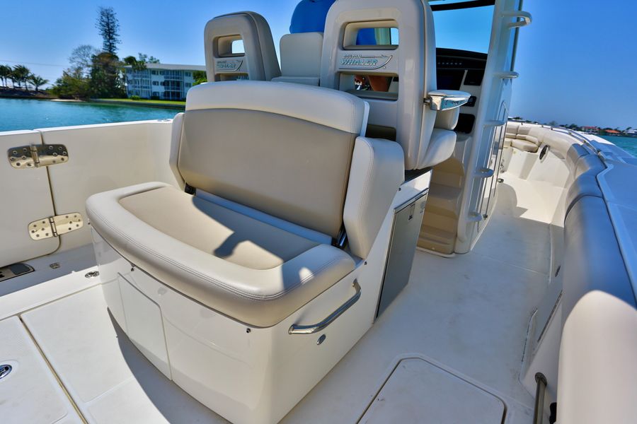 2019 Boston Whaler 330 Outrage