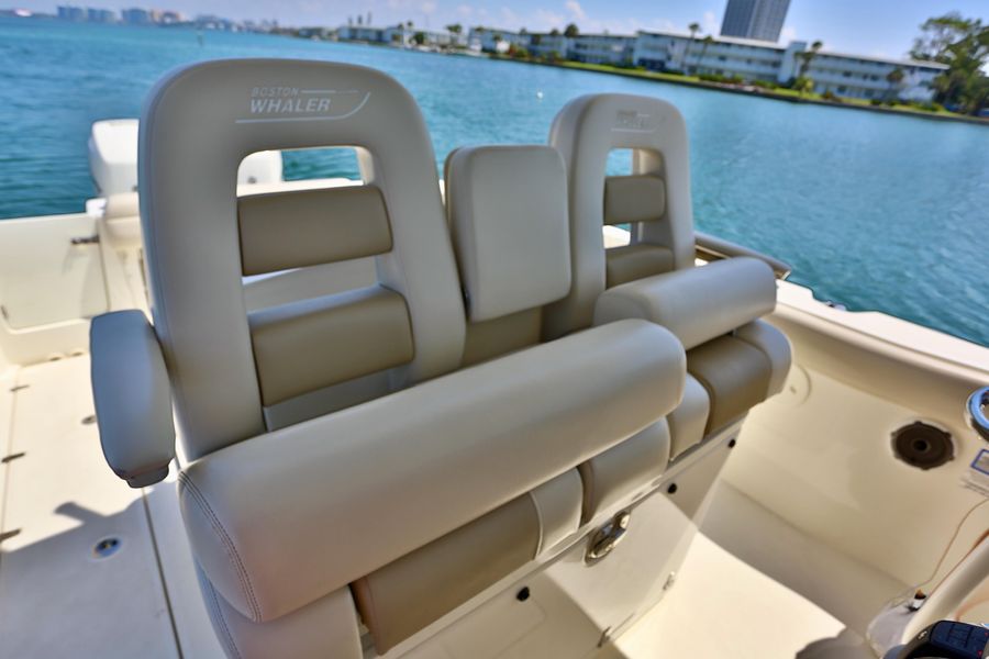 2019 Boston Whaler 330 Outrage