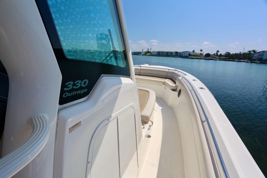 2019 Boston Whaler 330 Outrage