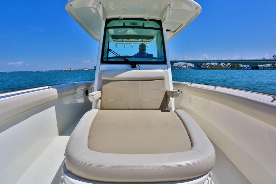 2019 Boston Whaler 330 Outrage