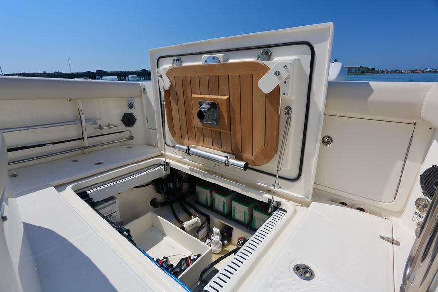 2019 Boston Whaler 330 Outrage