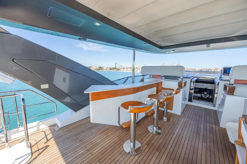 Enchante Yacht Photos Pics Fly Bridge Entertainment Bar