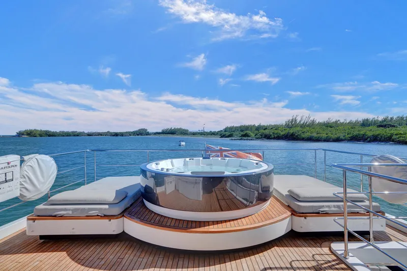 Enchante Yacht Photos Pics Jacuzzi on the Fly Bridge