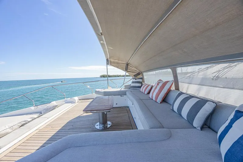 Enchante Yacht Photos Pics Foward Lounge