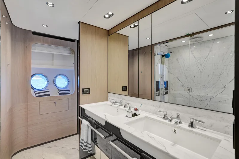 Enchante Yacht Photos Pics Full Beam En Suite Master Head