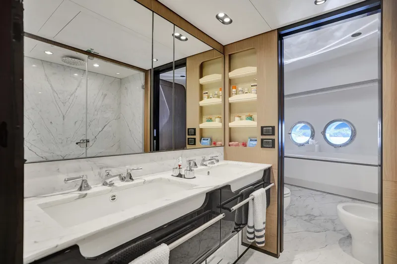 Enchante Yacht Photos Pics Full Beam En Suite Master Head