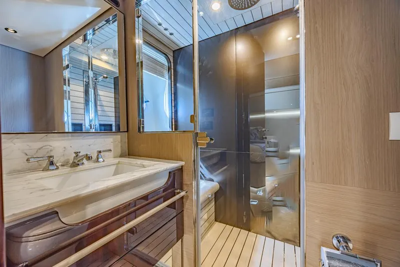 Enchante Yacht Photos Pics En Suite Head - Aft Port Stateroom
