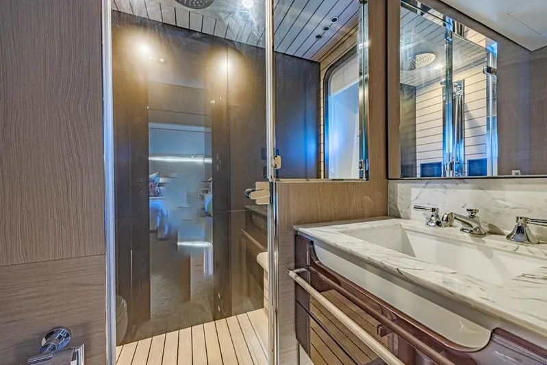 Enchante Yacht Photos Pics En Suite Head - Aft Starboard Stateroom