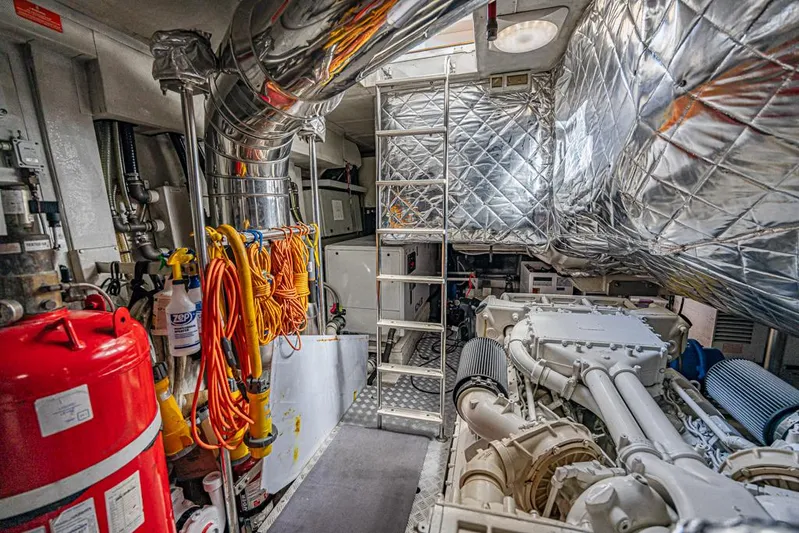 Enchante Yacht Photos Pics Starboard Engine