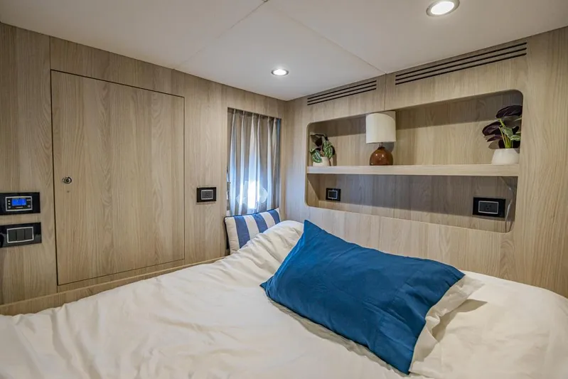 Enchante Yacht Photos Pics Captain's Quarters