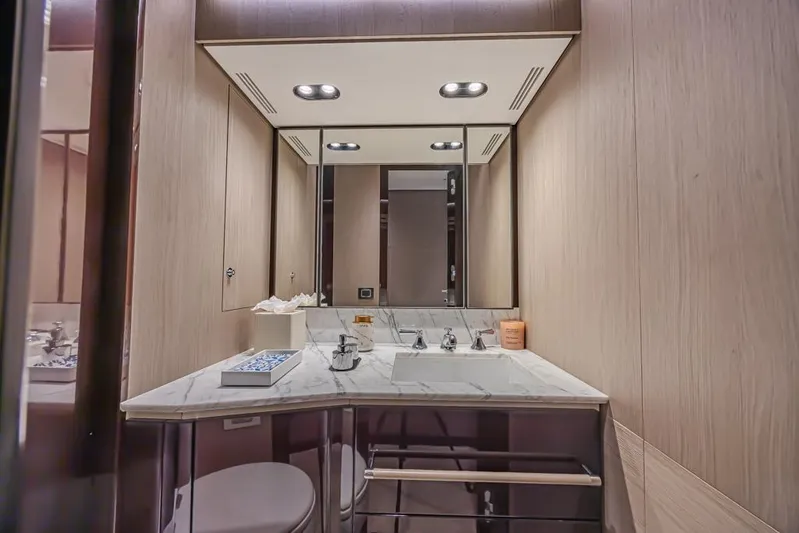 Enchante Yacht Photos Pics Day Head