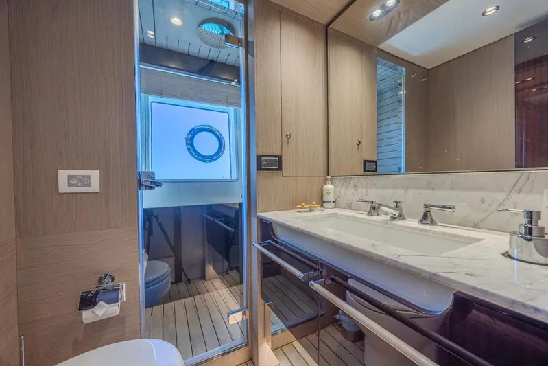 Enchante Yacht Photos Pics En Suite Head - Foward Port Stateroom