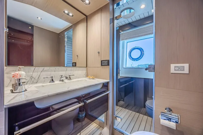 Enchante Yacht Photos Pics En Suite Head - Foward Starboard Stateroom
