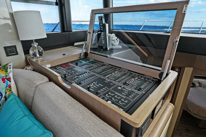 T'nt' IV Yacht Photos Pics 2025 Absolute 48 Navetta - Salon