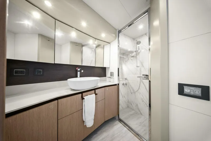 T'nt' IV Yacht Photos Pics 2025 Absolute 48 Navetta - Head