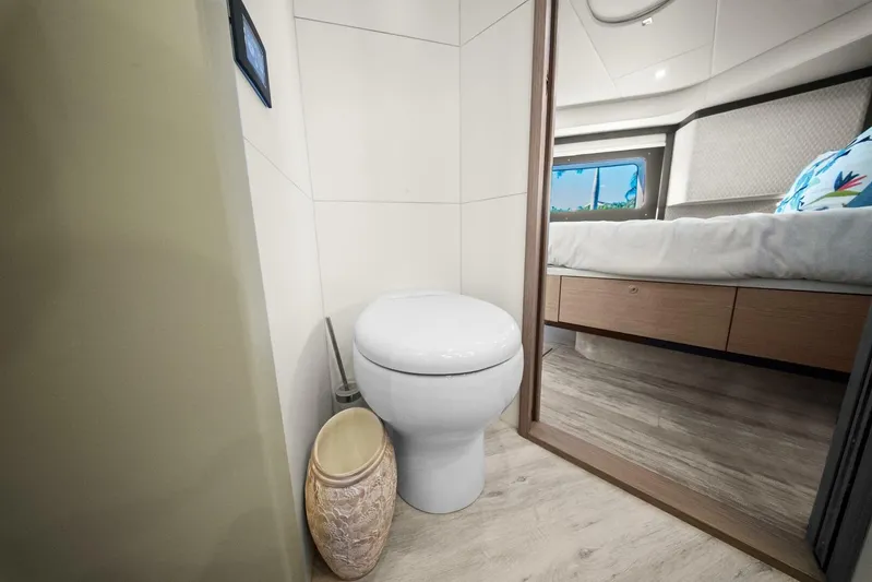 T'nt' IV Yacht Photos Pics 2025 Absolute 48 Navetta - Head