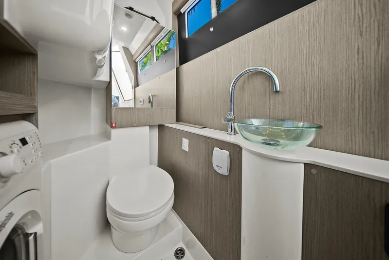 T'nt' IV Yacht Photos Pics 2025 Absolute 48 Navetta - Head