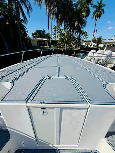  Yacht Photos Pics 2003 Fountain 38 TE boat deck with palm trees in the background.