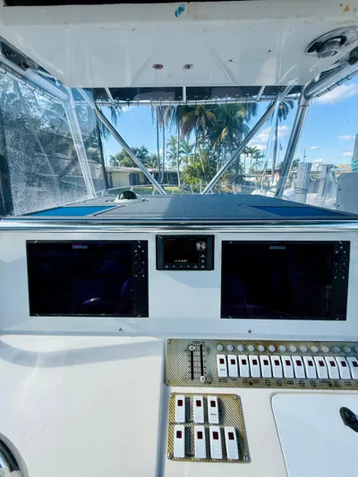  Yacht Photos Pics 2003 Fountain 38 TE boat dashboard with navigation screens and control panel.