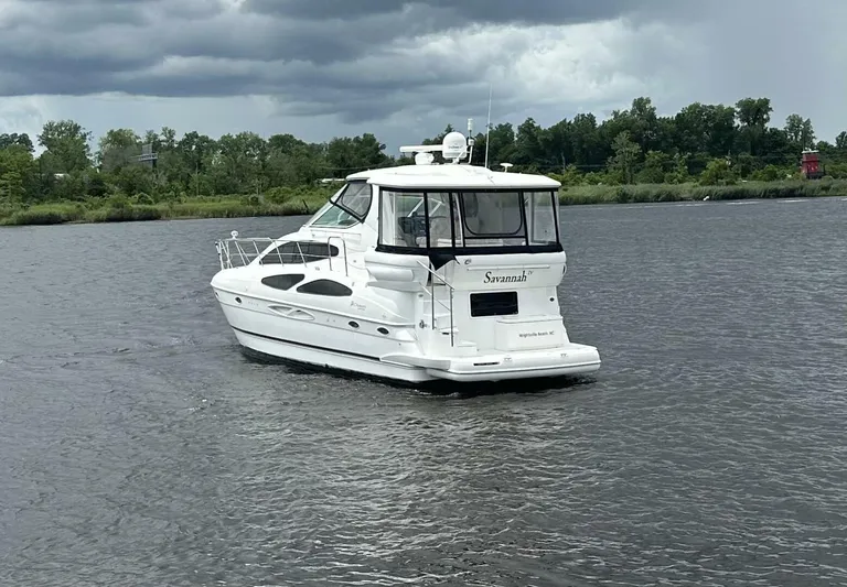  Yacht Photos Pics 2004 Cruisers Yachts 405 - Image 6