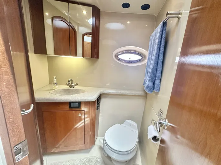  Yacht Photos Pics 2004 Cruisers Yachts 405 - Image 27