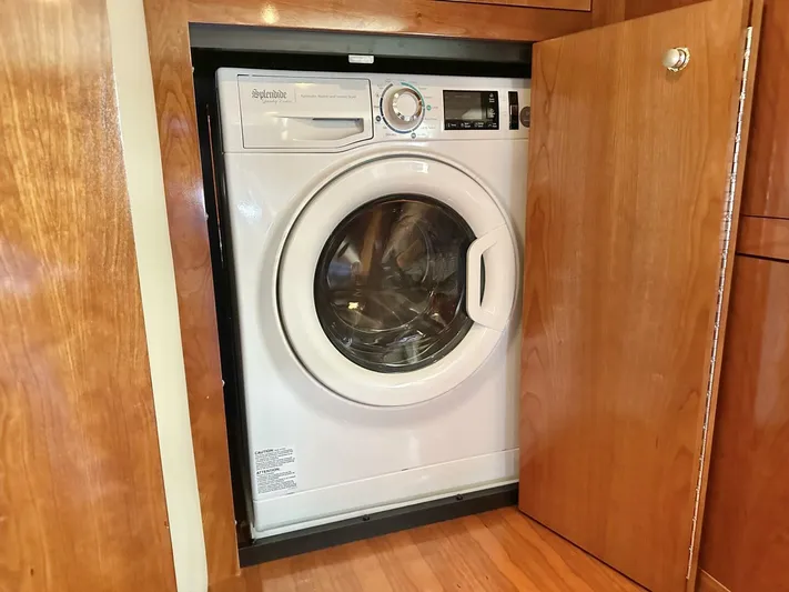  Yacht Photos Pics 2004 Cruisers Yachts 405 - Image 28