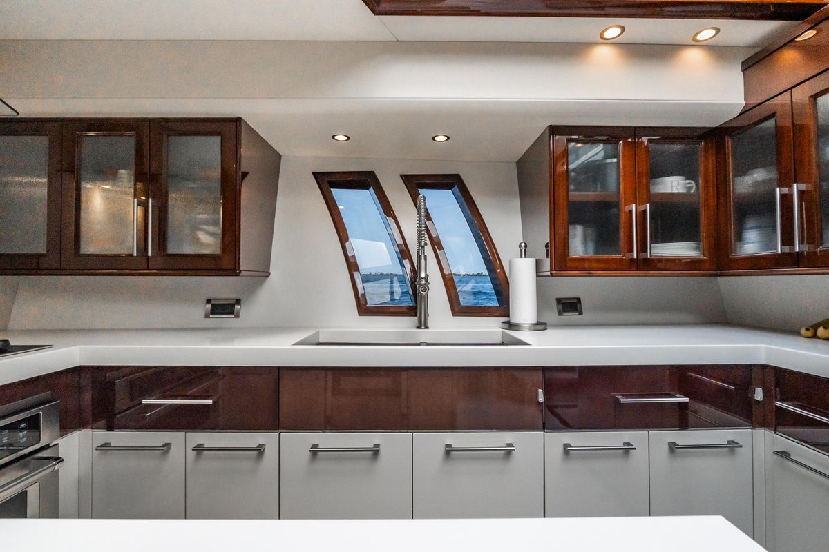 2010 Lazzara 75 