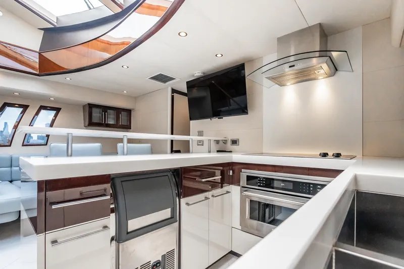 Latitude Yacht Photos Pics 