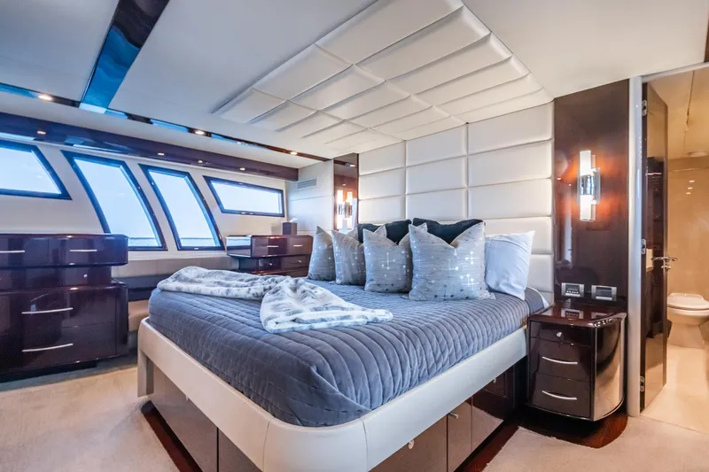 Latitude Yacht Photos Pics 