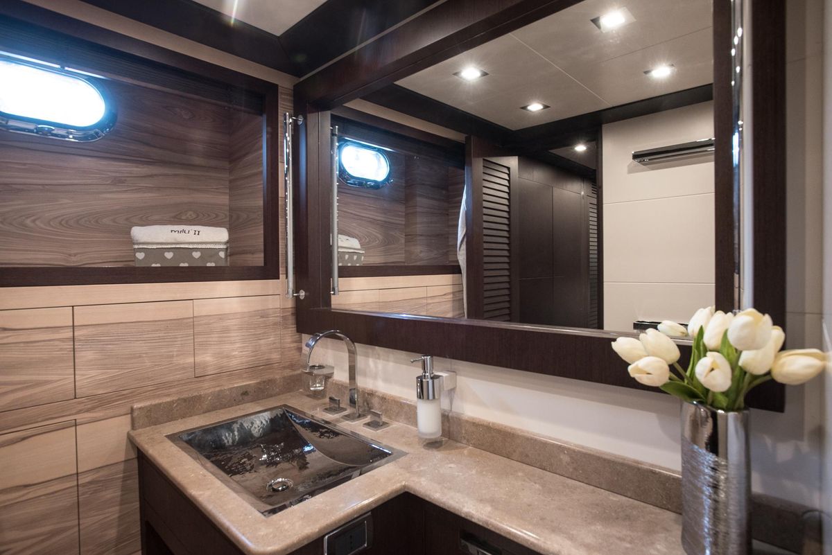 2009 Mangusta 82 