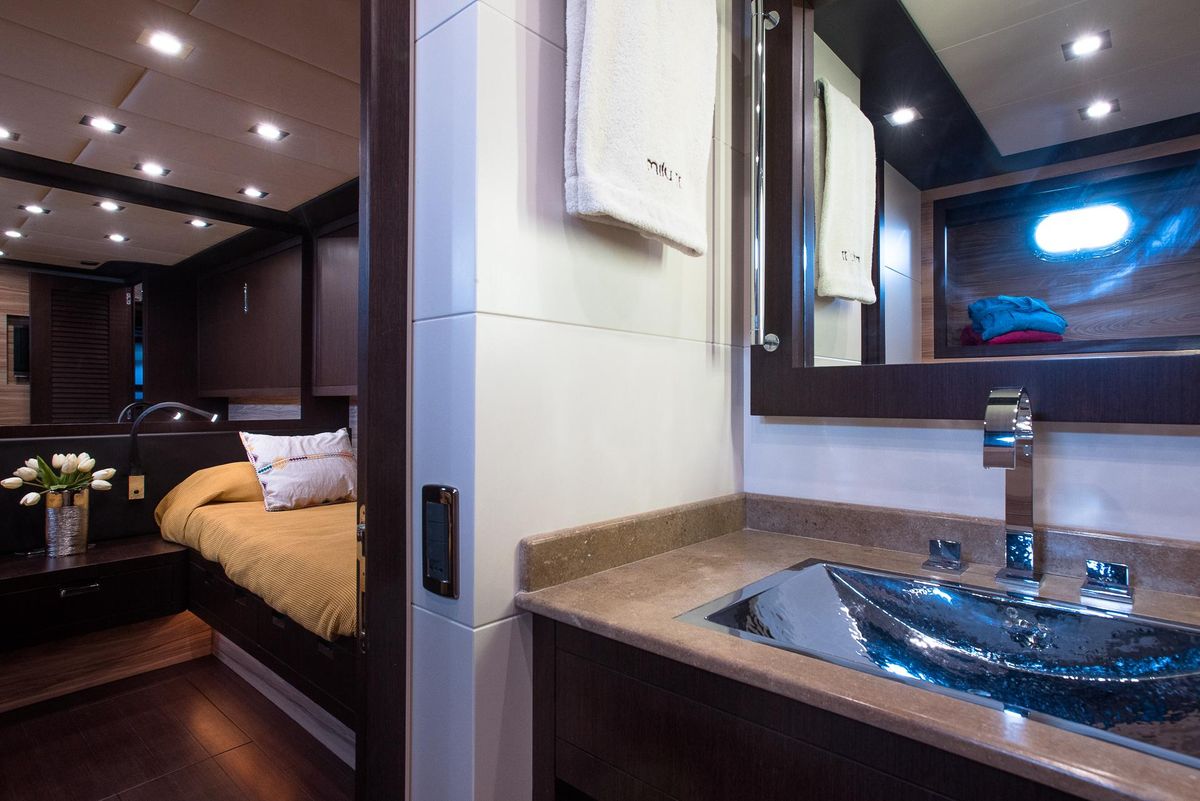 2009 Mangusta 82 