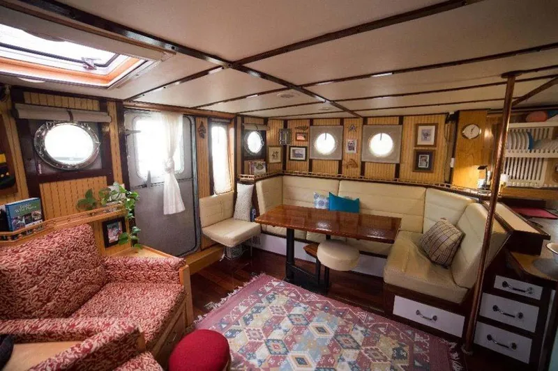 Elizabeth Ruth Yacht Photos Pics Upper Salon Settee