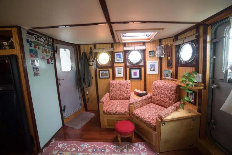 Elizabeth Ruth Yacht Photos Pics Across from Settee