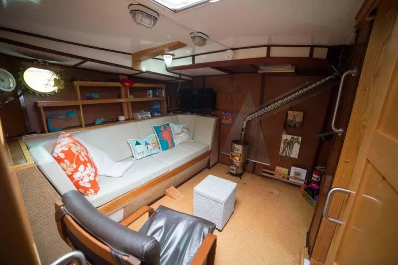 Elizabeth Ruth Yacht Photos Pics Lower Salon