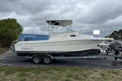 Robalo R-235 Walk Around
