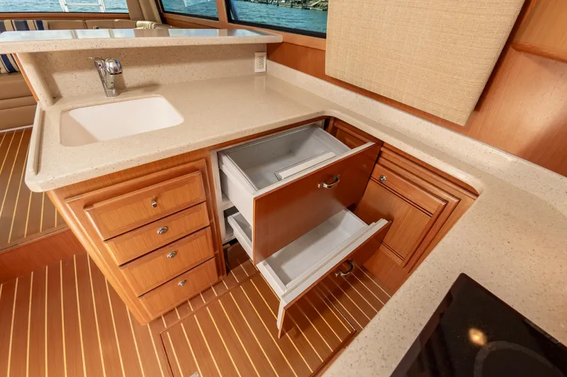 Fly'n Fish Yacht Photos Pics 