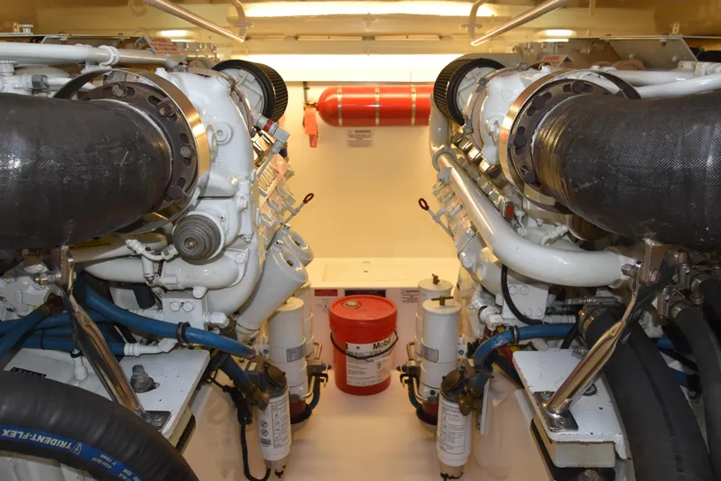 Fly'n Fish Yacht Photos Pics Twin MAN V8-900 CR 900HP EACH