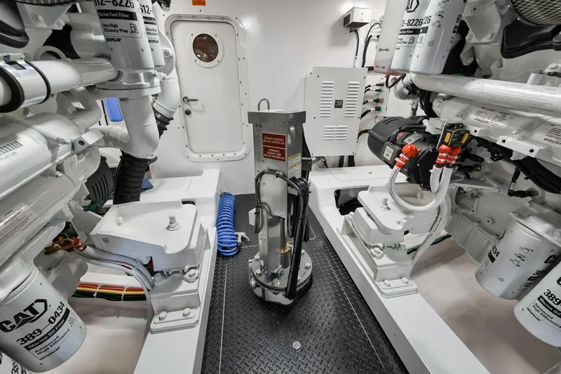 Chelsea Yacht Photos Pics Viking 72 Skybridge Chelsea - Engine Room