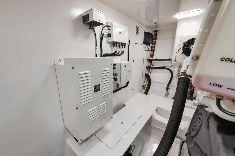 Chelsea Yacht Photos Pics Viking 72 Skybridge Chelsea - Engine Room